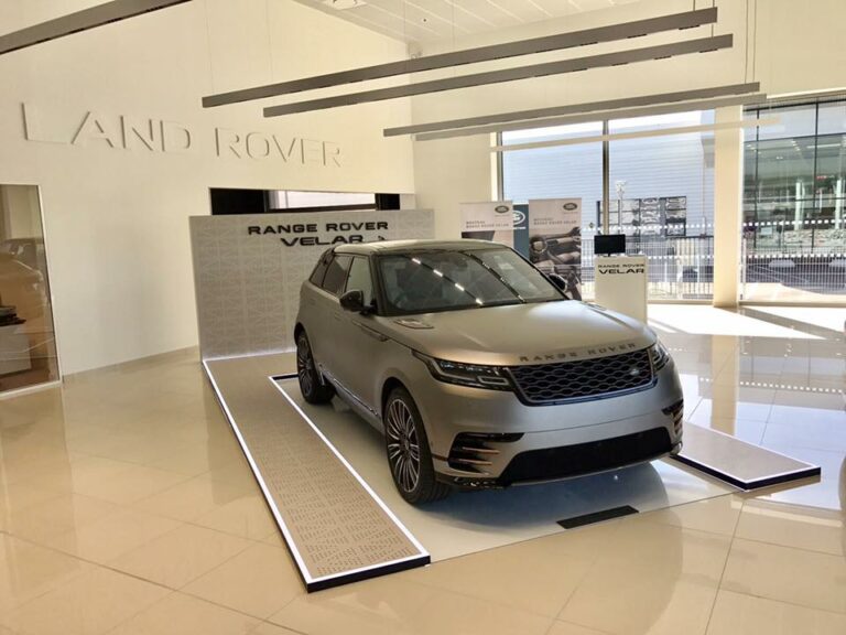Stand de présentation du Range Rover Velar